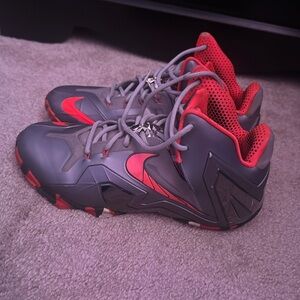 lebron hooping shoe 9.5